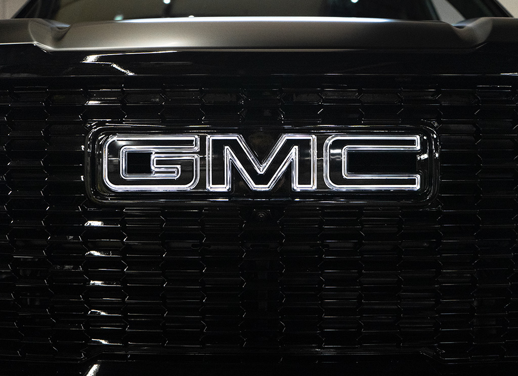Light-up illuminated GMC emblem with black lettering for the Yukon.