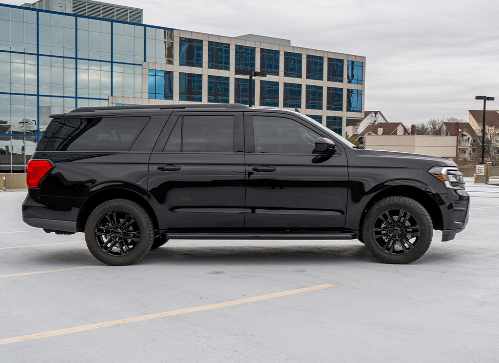 Side profile view of a full blackout Ford Expedition.