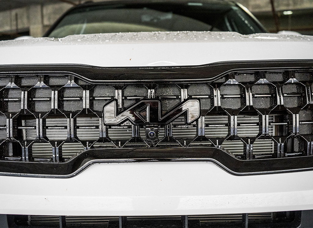 2023 Kia Telluride blackout grille and front emblem.
