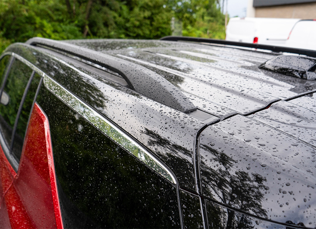 Close-up of a gloss black vinyl roof wrap on the 2024 Chevy Traverse SUV.