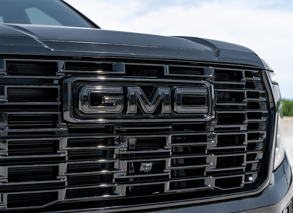 Close up of a fully black 2025 GMC Yukon Denali grille and GMC Emblem.