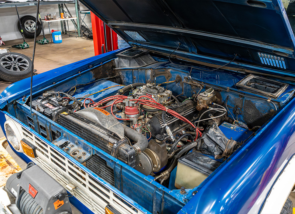 Old 1971 Ford Bronco original engine stock from the factory