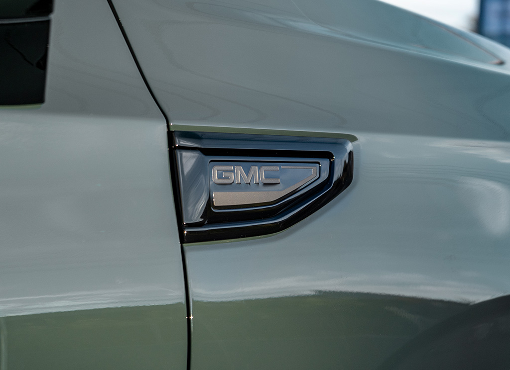 Midnight Pine 2026 GMC Yukon AT4 with black fender vent badge.