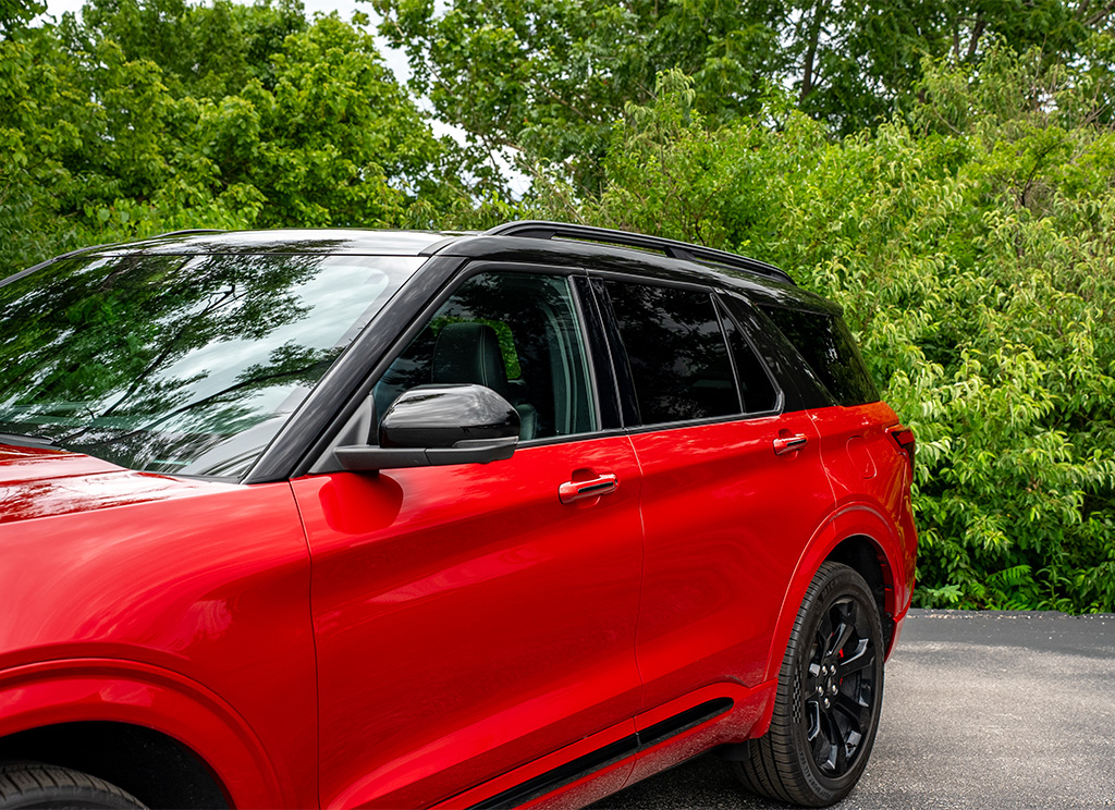 Gloss black vinyl roof wrap on a 2022 Ford Explorer.